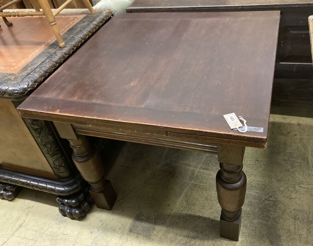 An 18th century style oak extending table, width 91cm, length 151cm extended, height 75cm